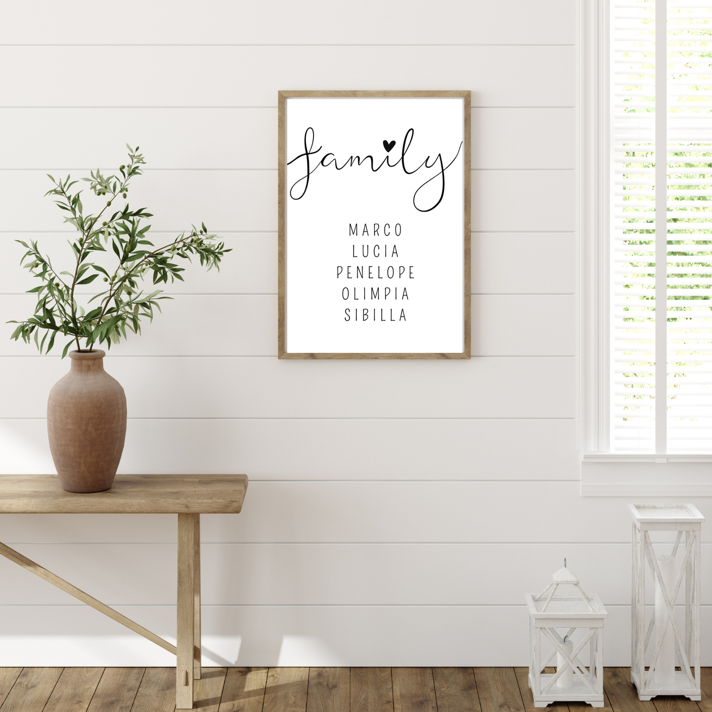 Grafica stampabile FAMILY personalizzabile con il nome dei membri della famiglia incorniciata e appesa su parete dai toni naturali.