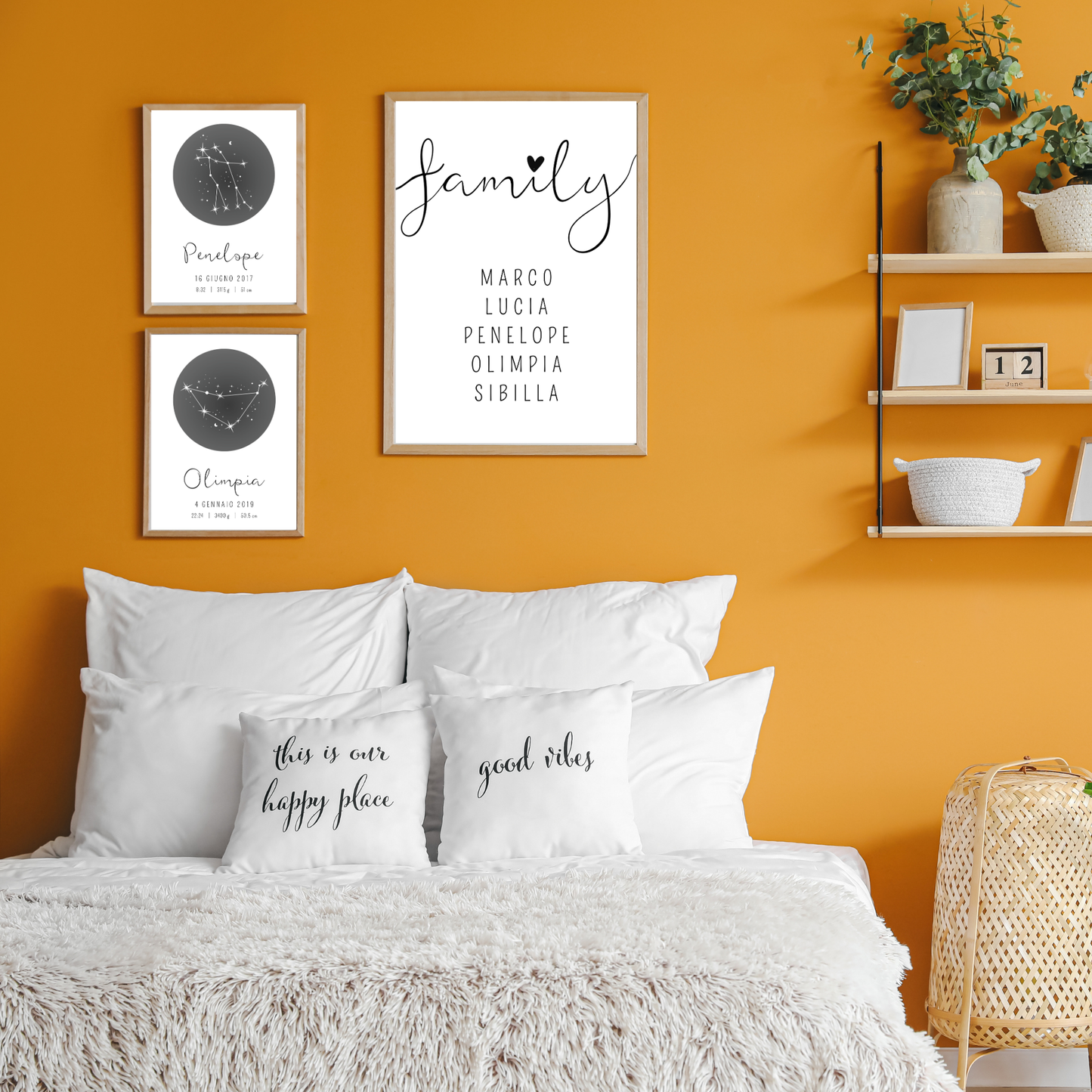 Stanza da letto con muro arancio e appesi quadri personalizzabili LAPEPIA, modello FAMILY personalizzabile con i nomi dei membri della famiglia e modello STARLIGHT MEMORIES personalizzabile con i dati di nascita dei propri figli.