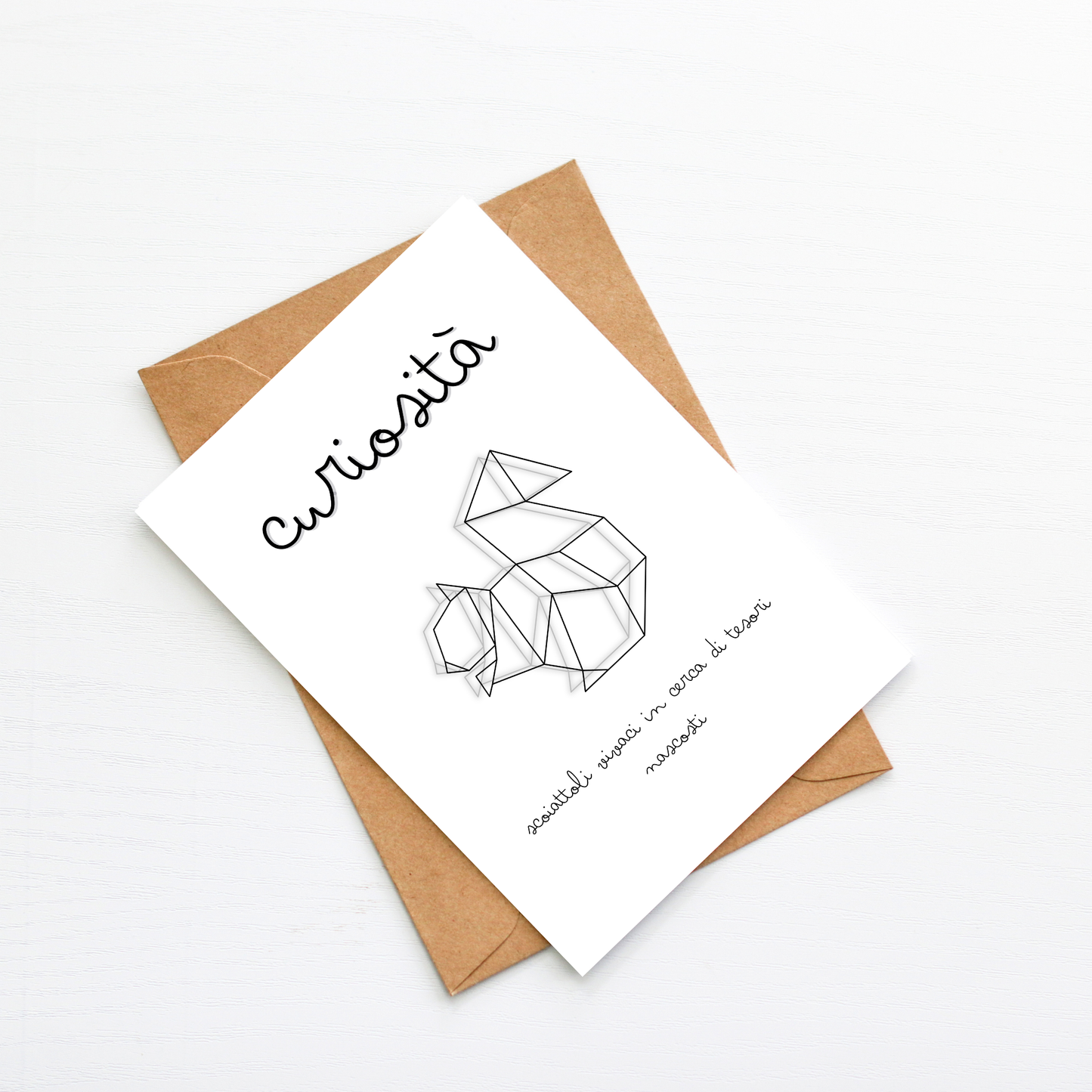 Stampa ORIGAMI INSPIRE Chipmunsk stampata a cartolina di invito, fotografata su piano con busta avana.