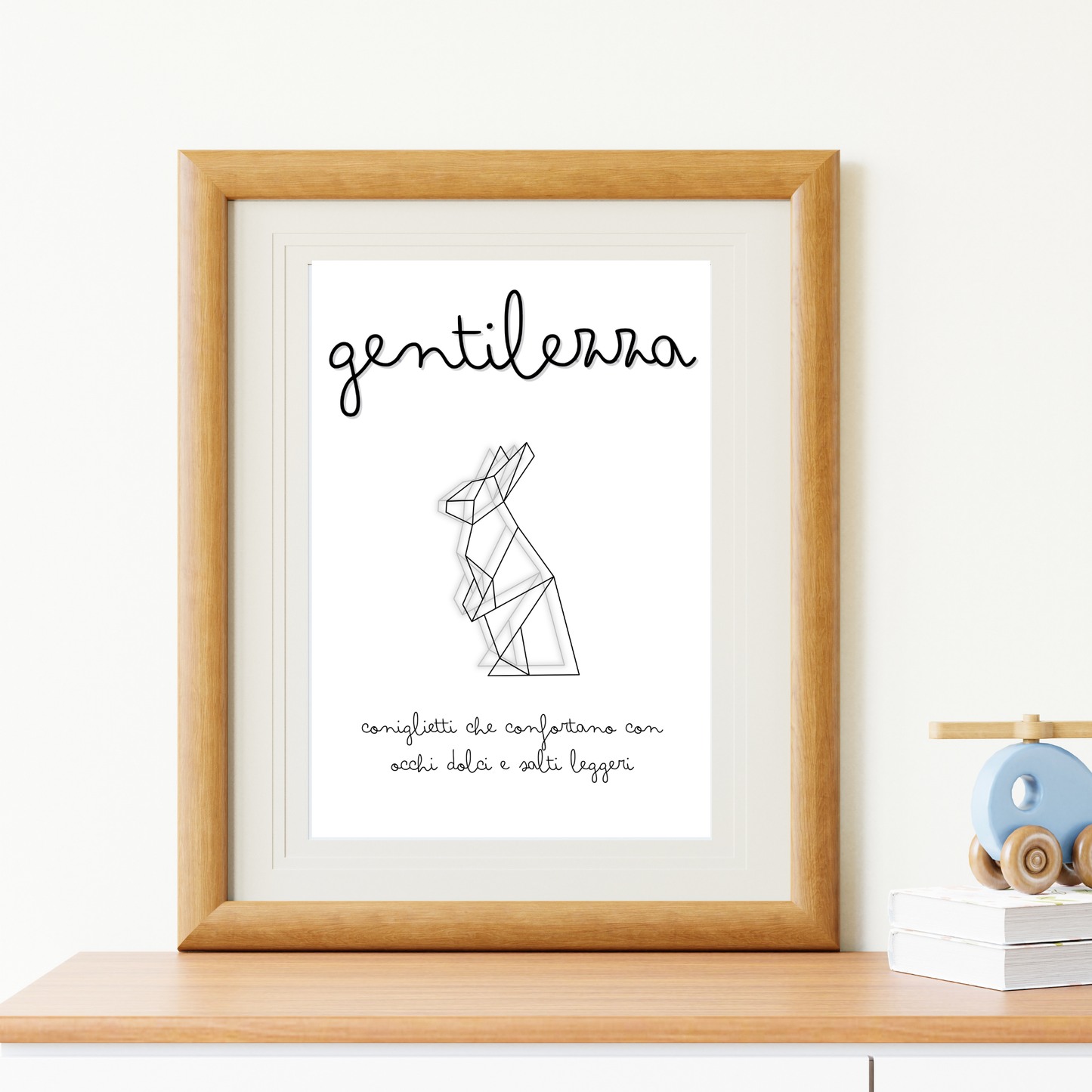 Stampa ORIGAMI INSPIRE Rabbit incorniciata e appoggiata su piano.