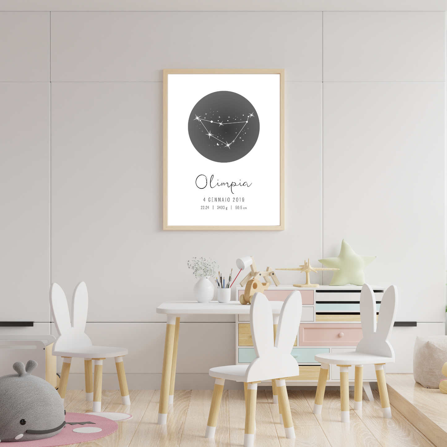 Cameretta con parete toni naturali con appesa grafica stampabile STARLIGHT MEMORIES personalizzabile con i dati di nascita del bambino, incorniciata.