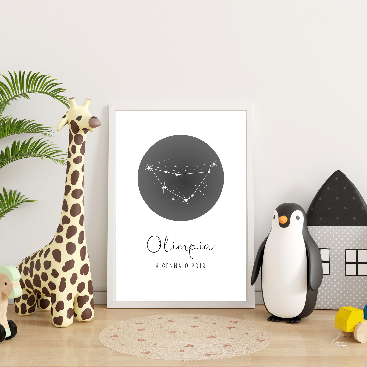 Cameretta con parete toni naturali, vari giochi appoggiati sul pavimento, grafica stampabile STARLIGHT MEMORIES personalizzabile con i dati di nascita del bambino incorniciata e appoggiata al pavimento.