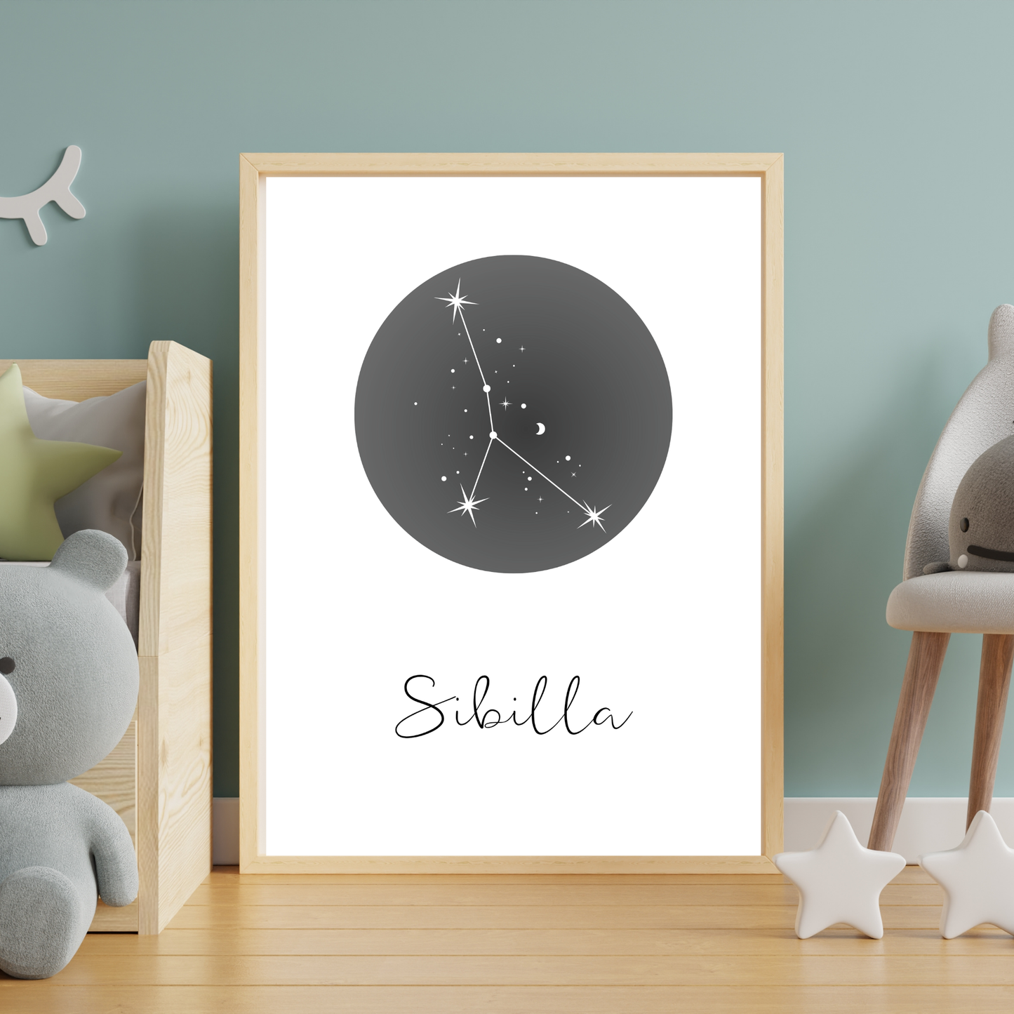 Grafica stampabile STARLIGHT MEMORIES personalizzabile con i dati di nascita del bambino incorniciato e appoggiato su parete verde acqua.