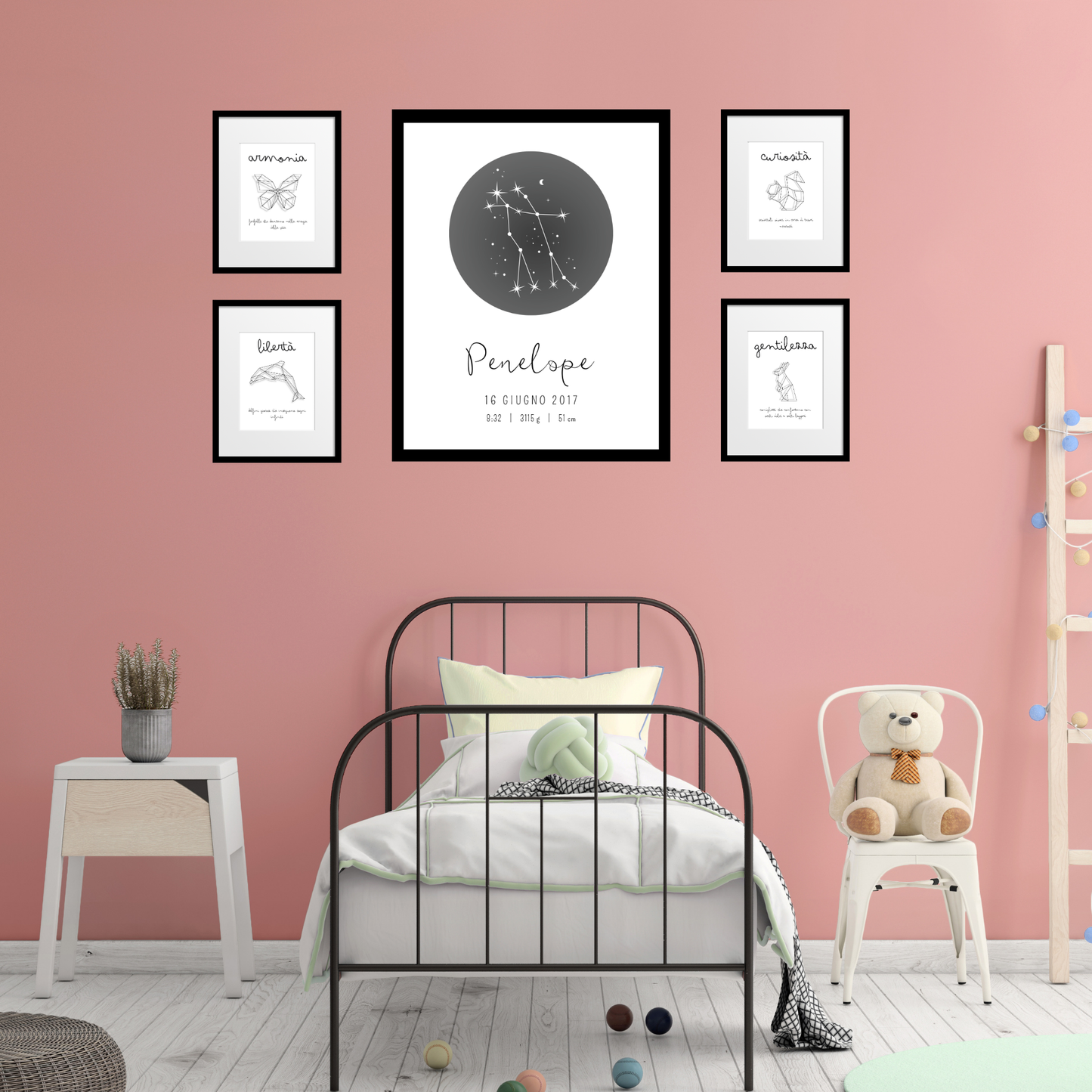 Camera da letto con parete rosa e grafiche stampabili Lapepia appese alla parete.