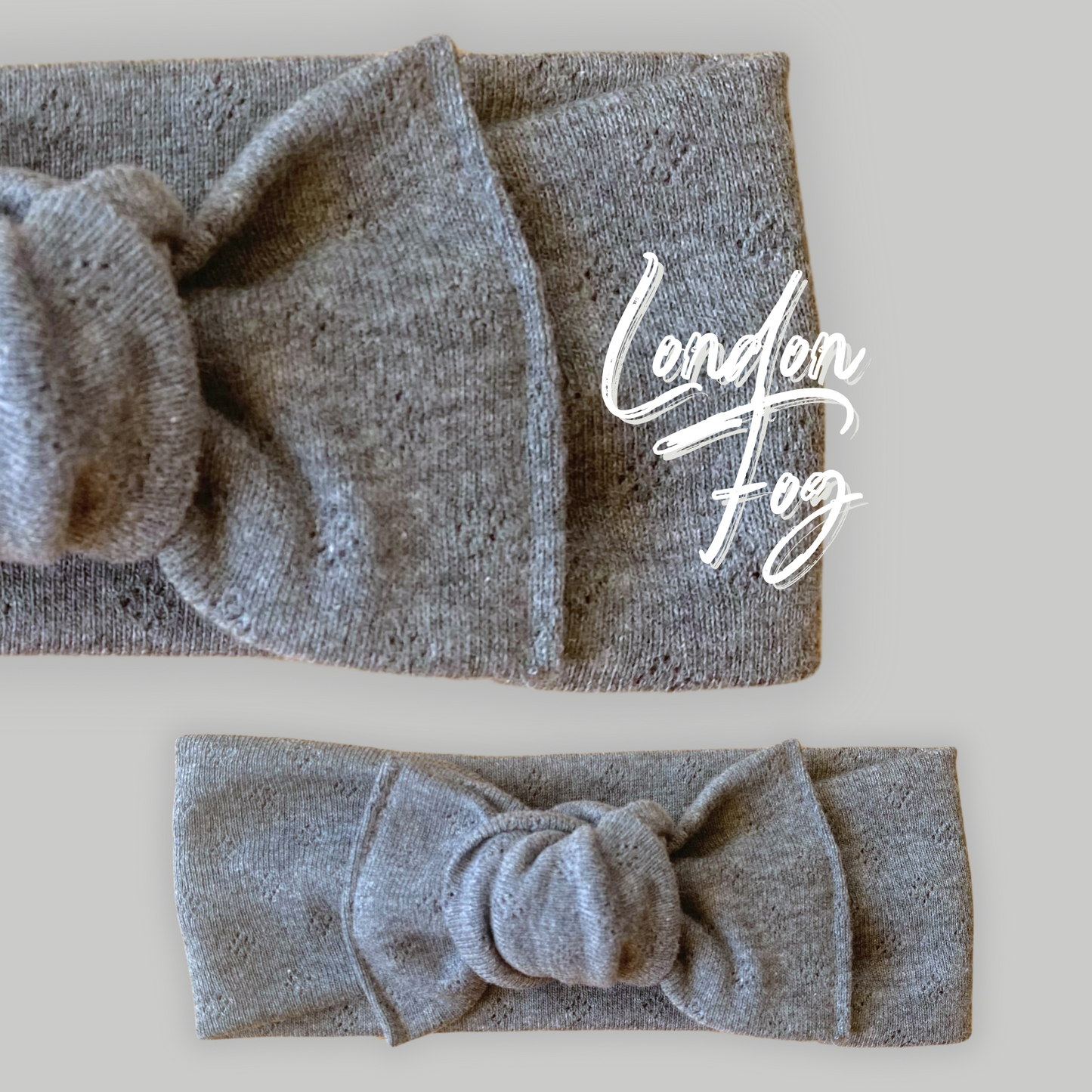 Fascia per capelli in jersey di cotone 100% colore london fog. Dettaglio su nodo.