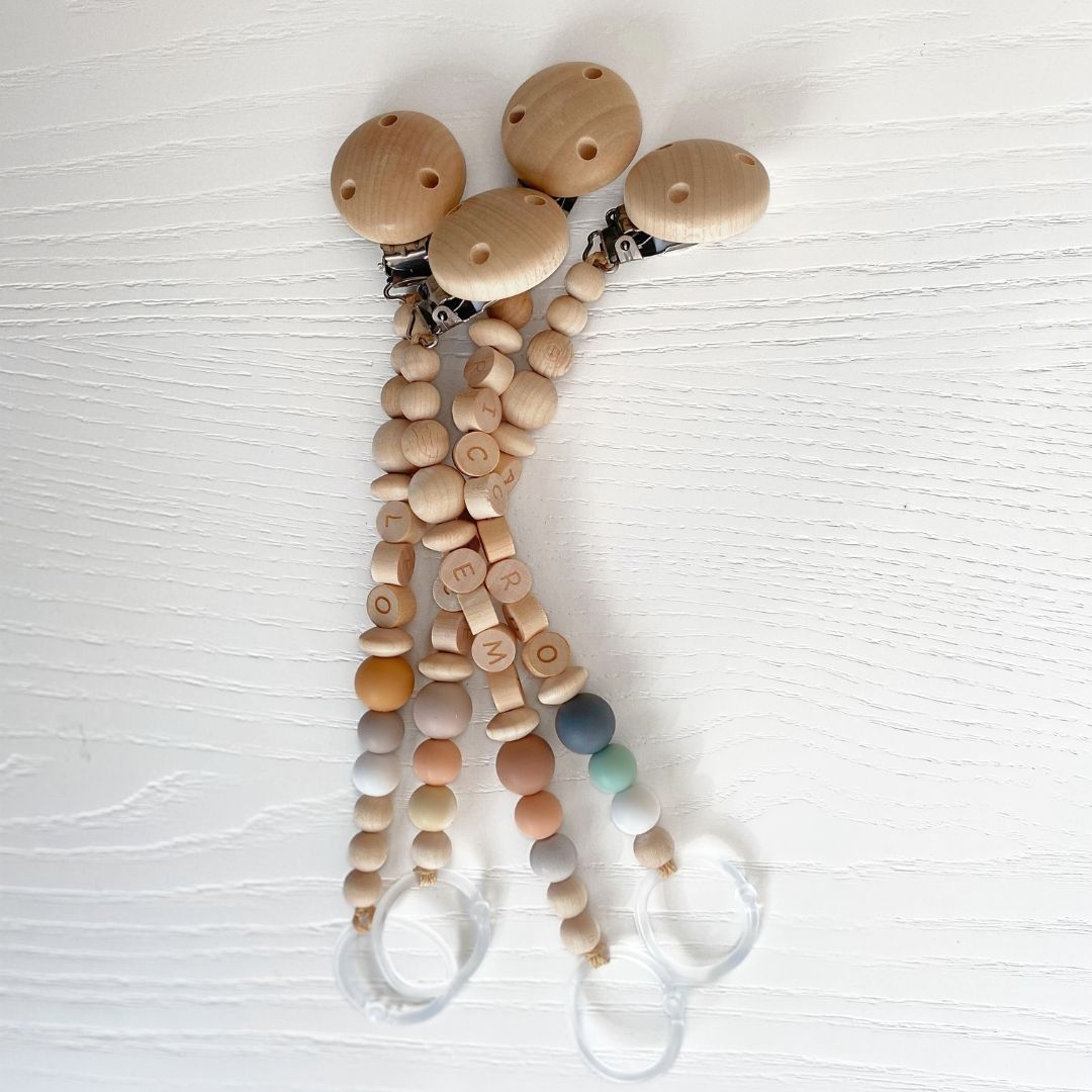 Catenelle portaciuccio personalizzabili con nome in legno e silicone.
