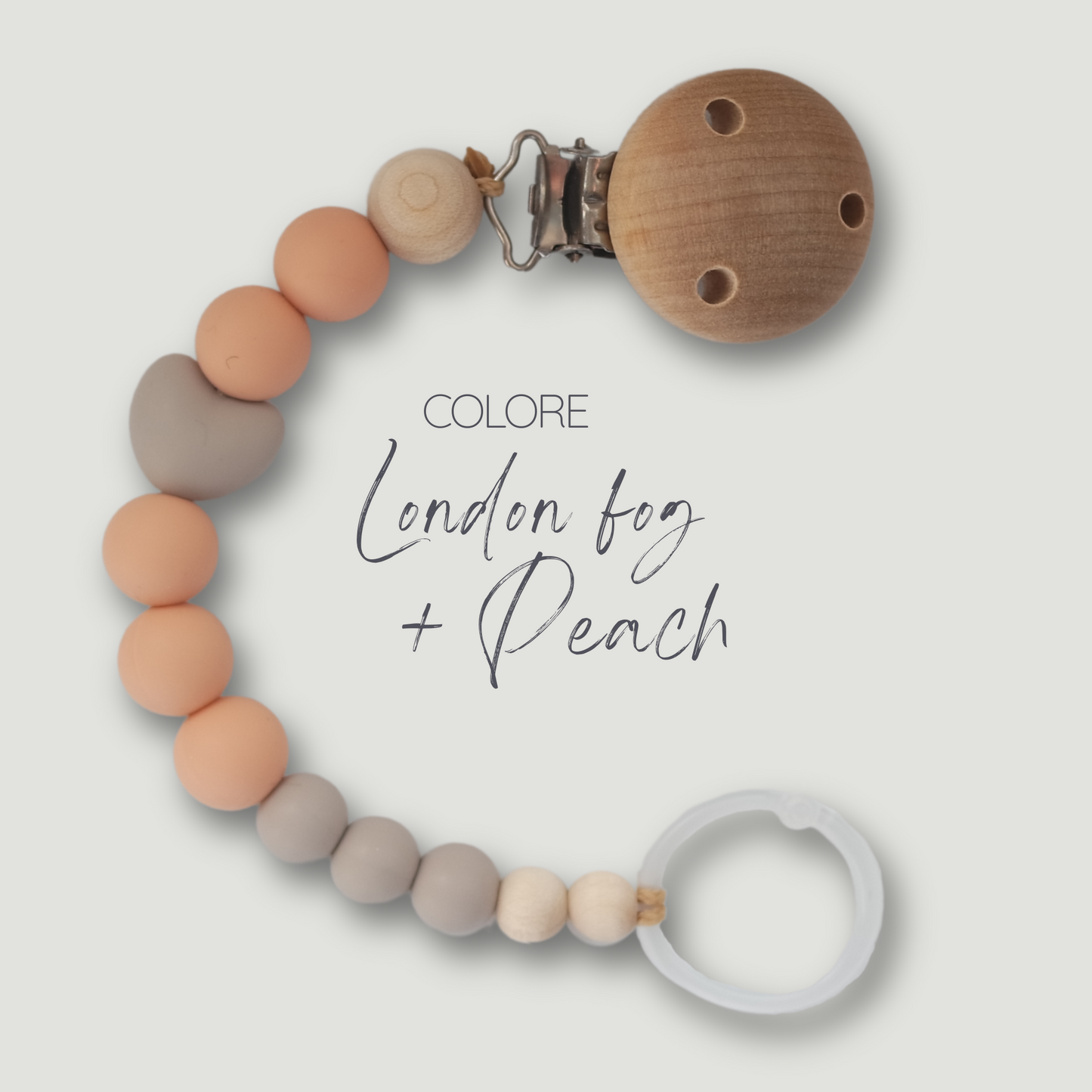 Catenella portaciuccio in silicone e legno, con perla centrale a forma di cuore nella variante colore london fog + peach.