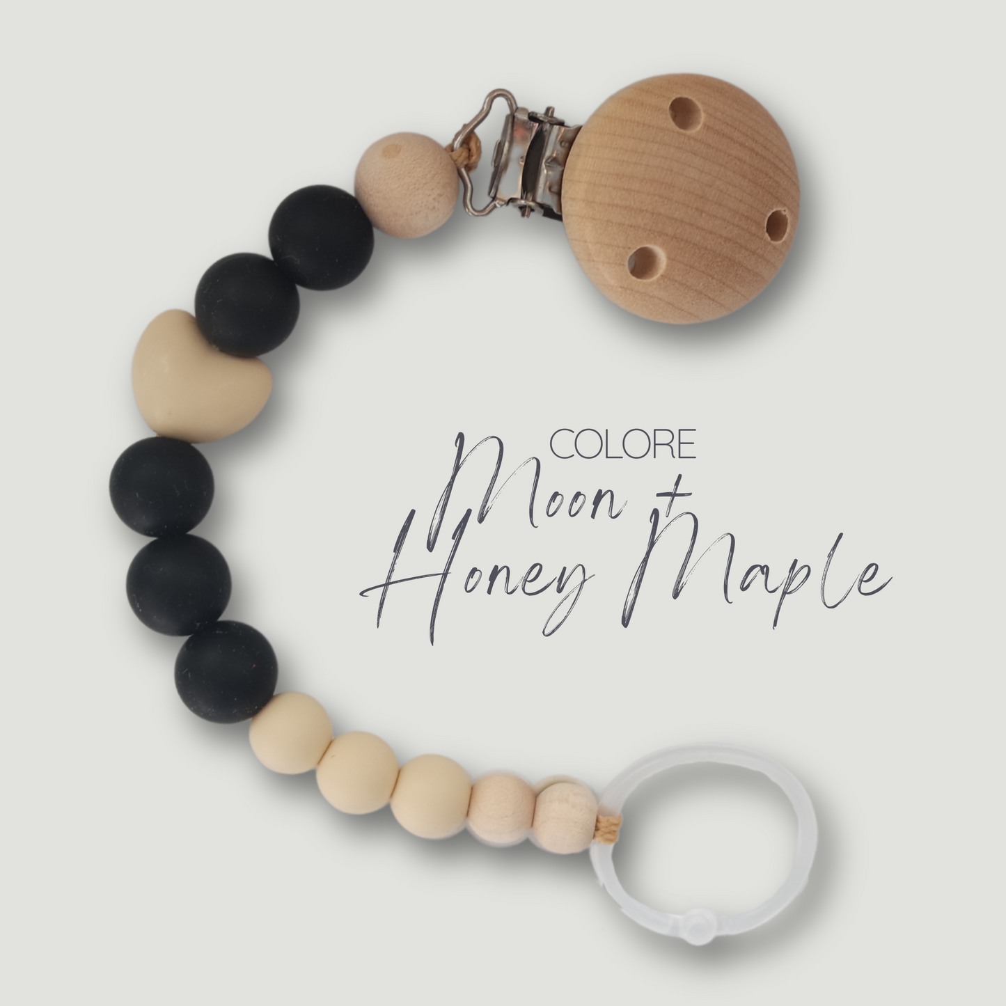 Catenella portaciuccio in silicone e legno, con perla centrale a forma di cuore nella variante colore moon + honey maple