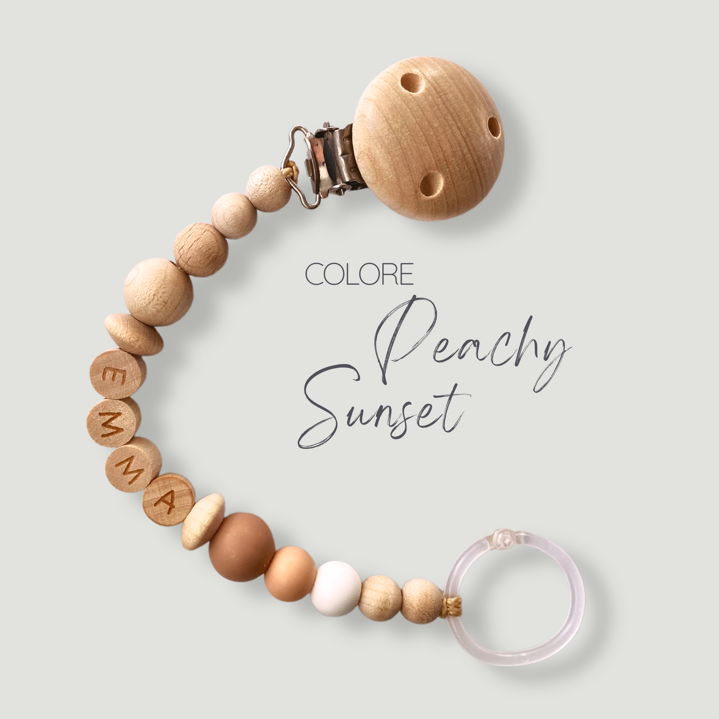 Catenella portaciuccio in legno e silicone personalizzabile con il nome del bambino, variante colore Peachy Sunset.