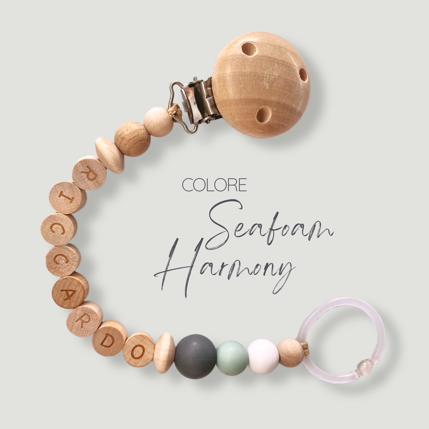 Catenella portaciuccio in legno e silicone personalizzabile con il nome del bambino, variante colore SeafoamHarmony.