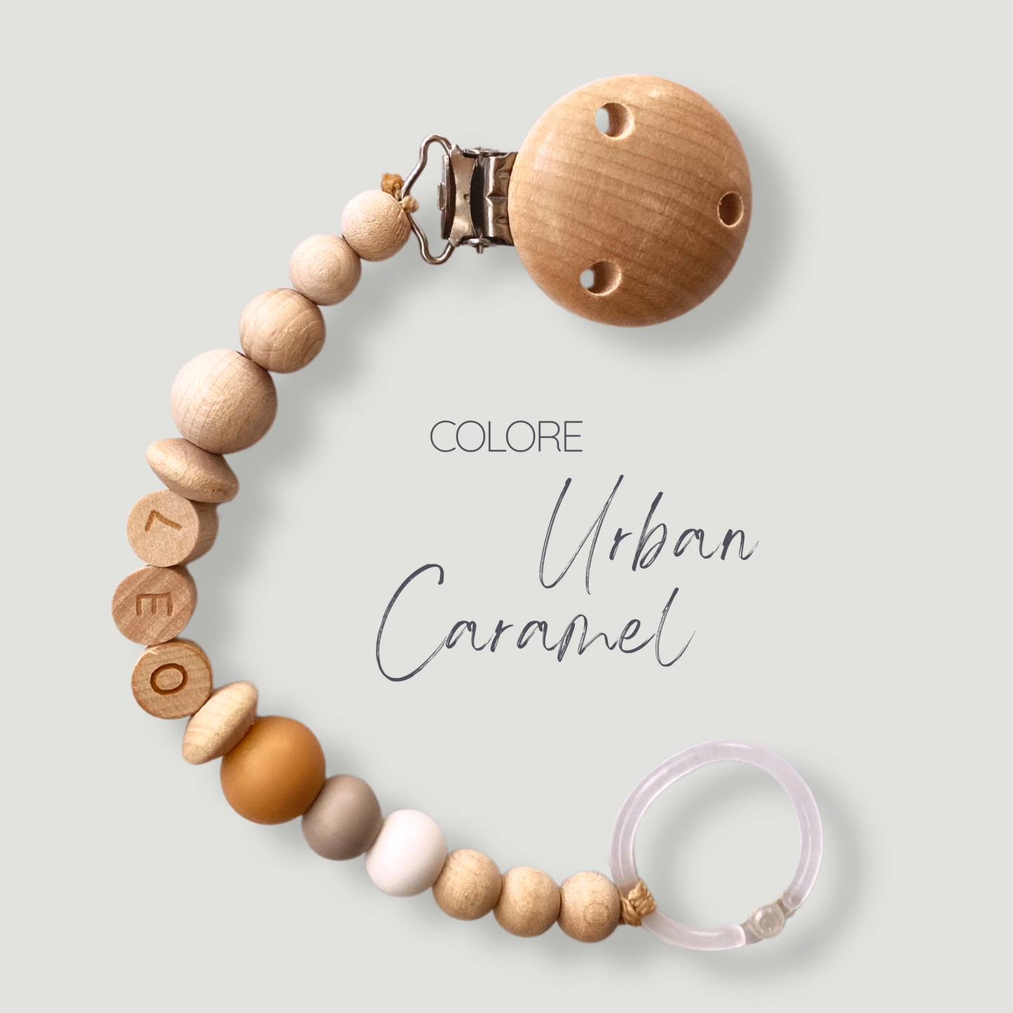 Catenella portaciuccio in legno e silicone personalizzabile con il nome del bambino, variante colore Urban Caramel.