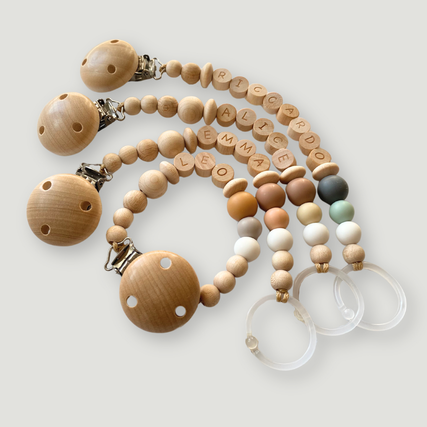 Catenelle portaciuccio in legno e silicone personalizzate con il nome del bambino, nelle quattro varianti colore.