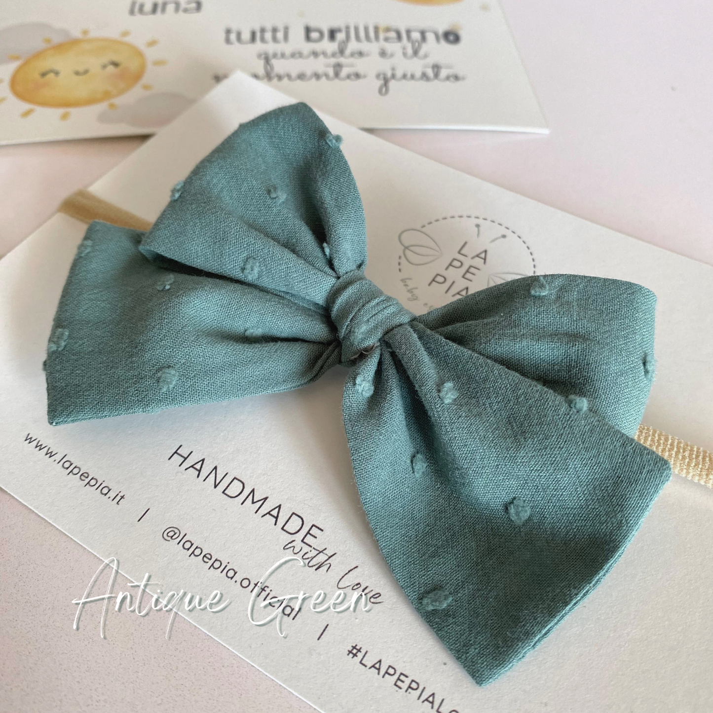 Fiocco per capelli Classic Bow Plumetis in colore antique green, accessorio per capelli chic e sofisticato.