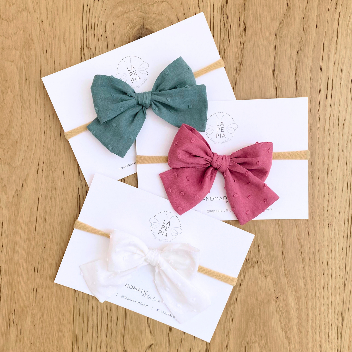 Collezione di fiocchi per capelli Classic Bow Plumetis in tre colori: vintage mauve, soft white e antique green. Accessori chic per capelli di neonate e bambine.