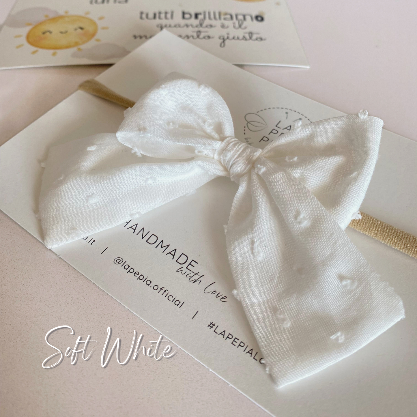 Fiocco per capelli Classic Bow Plumetis in colore soft white, accessorio per capelli chic e sofisticato.