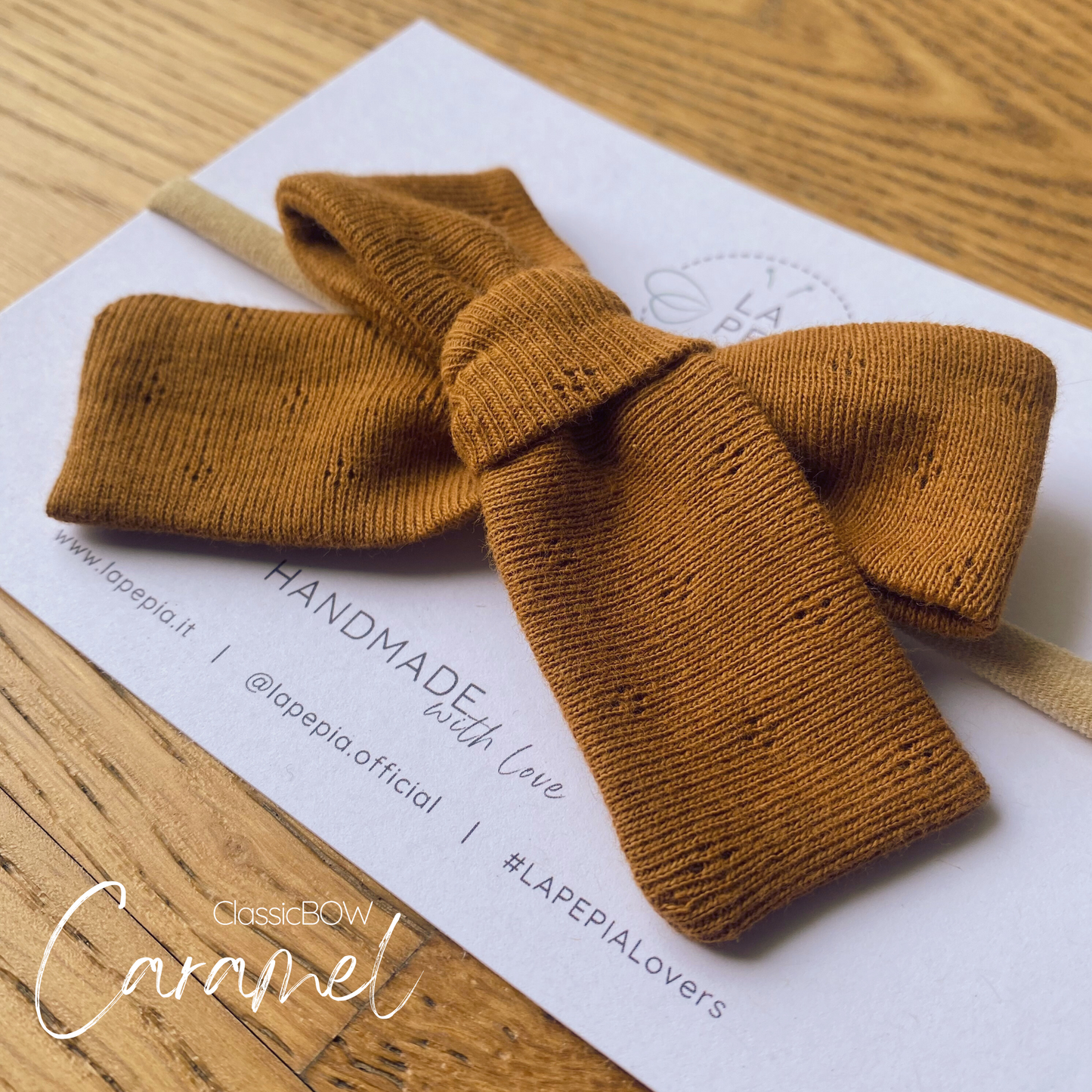 Fiocco in jersey di cotone annodato su fascia in nylon nel colore Caramel. Confezionato su cartolina logata Lapepia.
