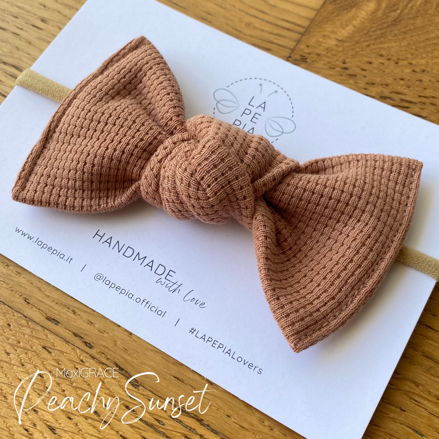 Fiocco per capelli in jersey di cotone nel colore peachy sunset, confezionata su cartolina logata LAPEPIA.