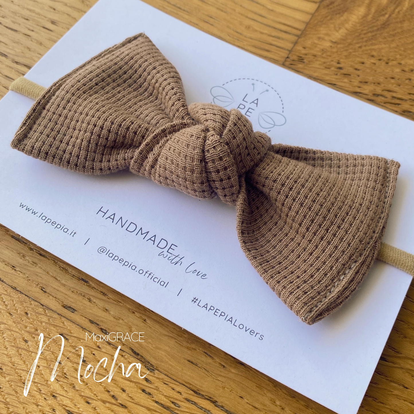 Fiocco per capelli in jersey di cotone nel colore mocha, confezionata su cartolina logata LAPEPIA.