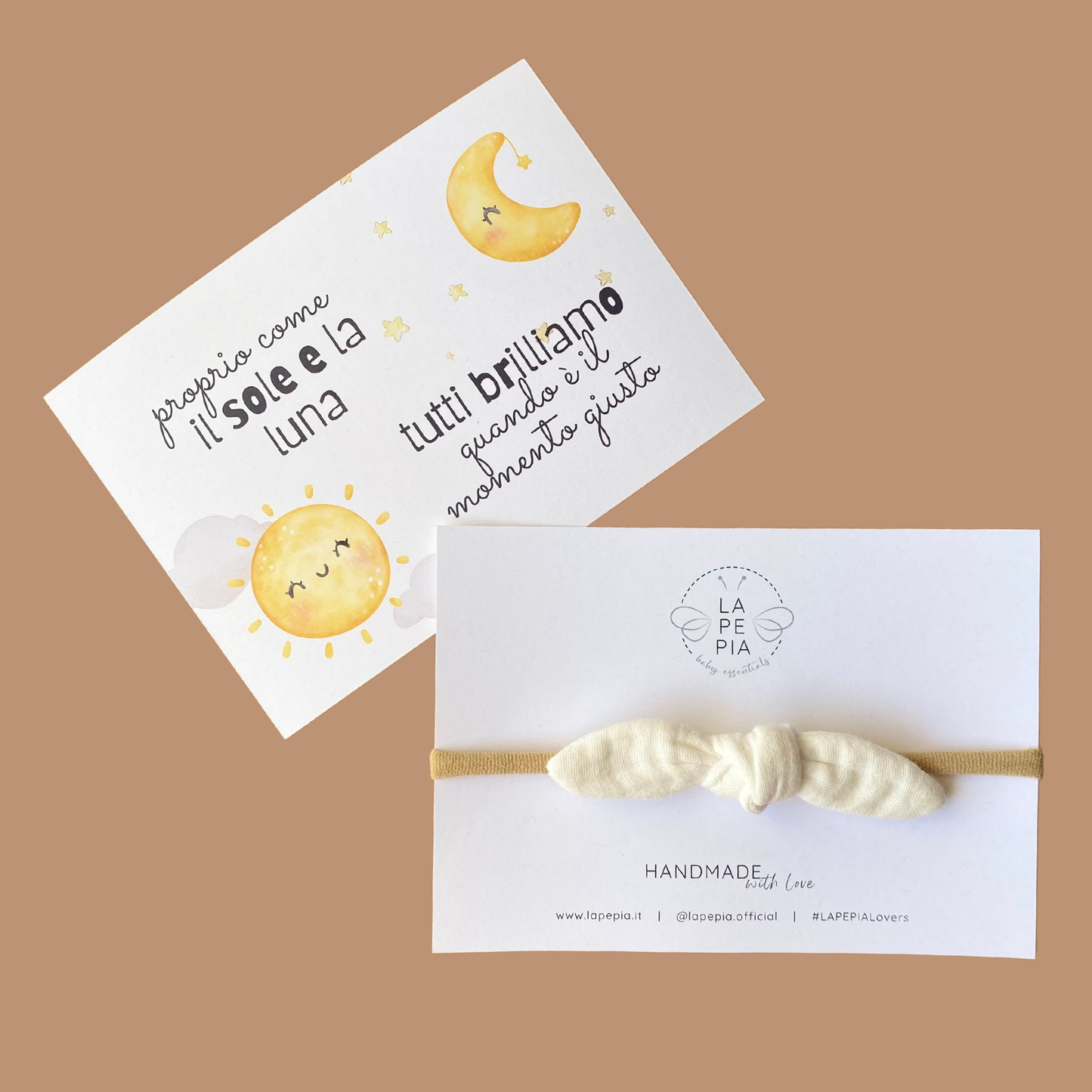 Fiocco per capelli in mussola di cotone con fascetta, nel colore cream. Confezionato con cartolina logata LAPEPIA da un lato e frase positiva dall'altro.