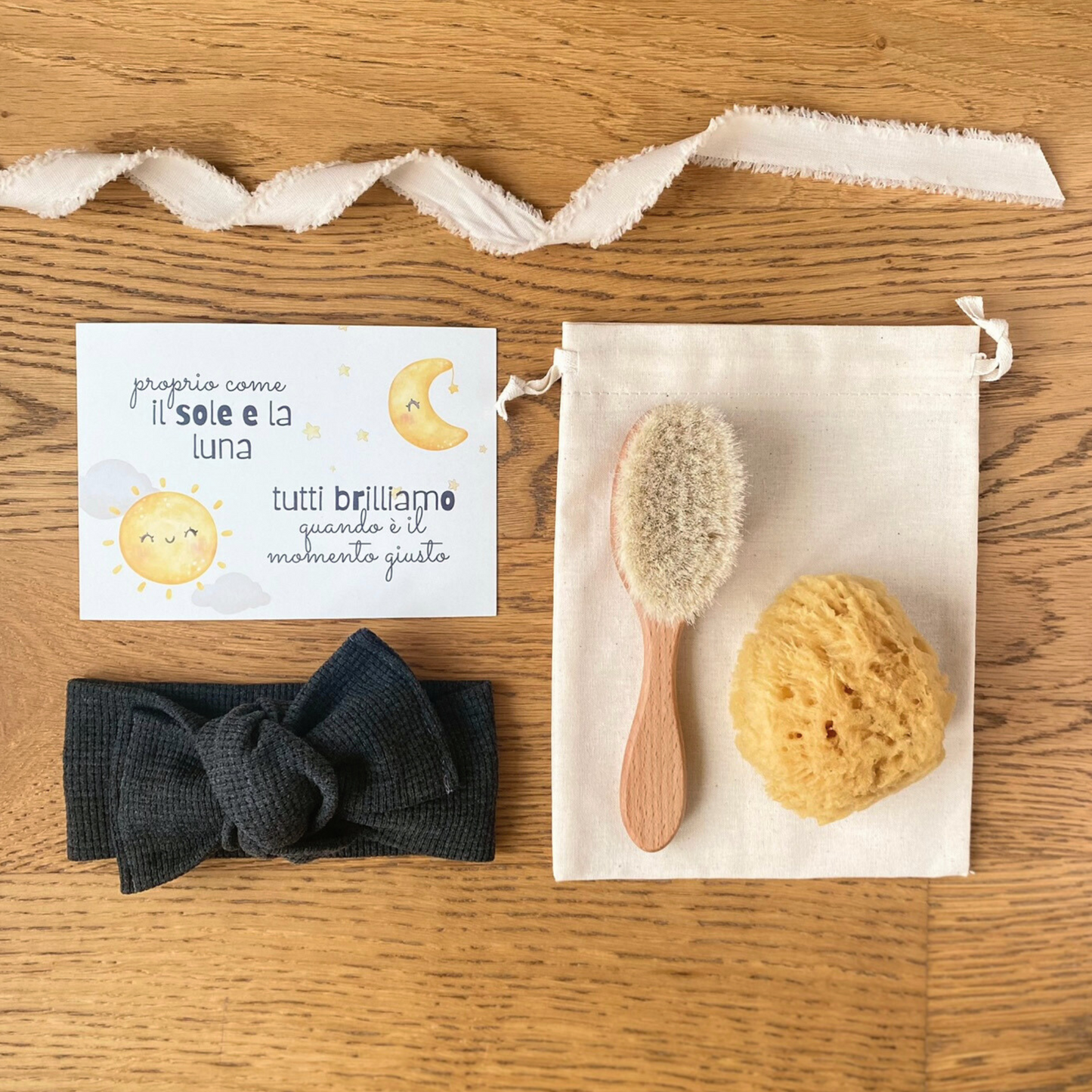 Set regalo Little Wonder Box 'Cozy Beauty Set' nella variante Moon, con fascia per capelli color moon, spazzola in legno con setole naturali, spugna di mare e sacchettino protettivo in cotone. LAPEPIA.