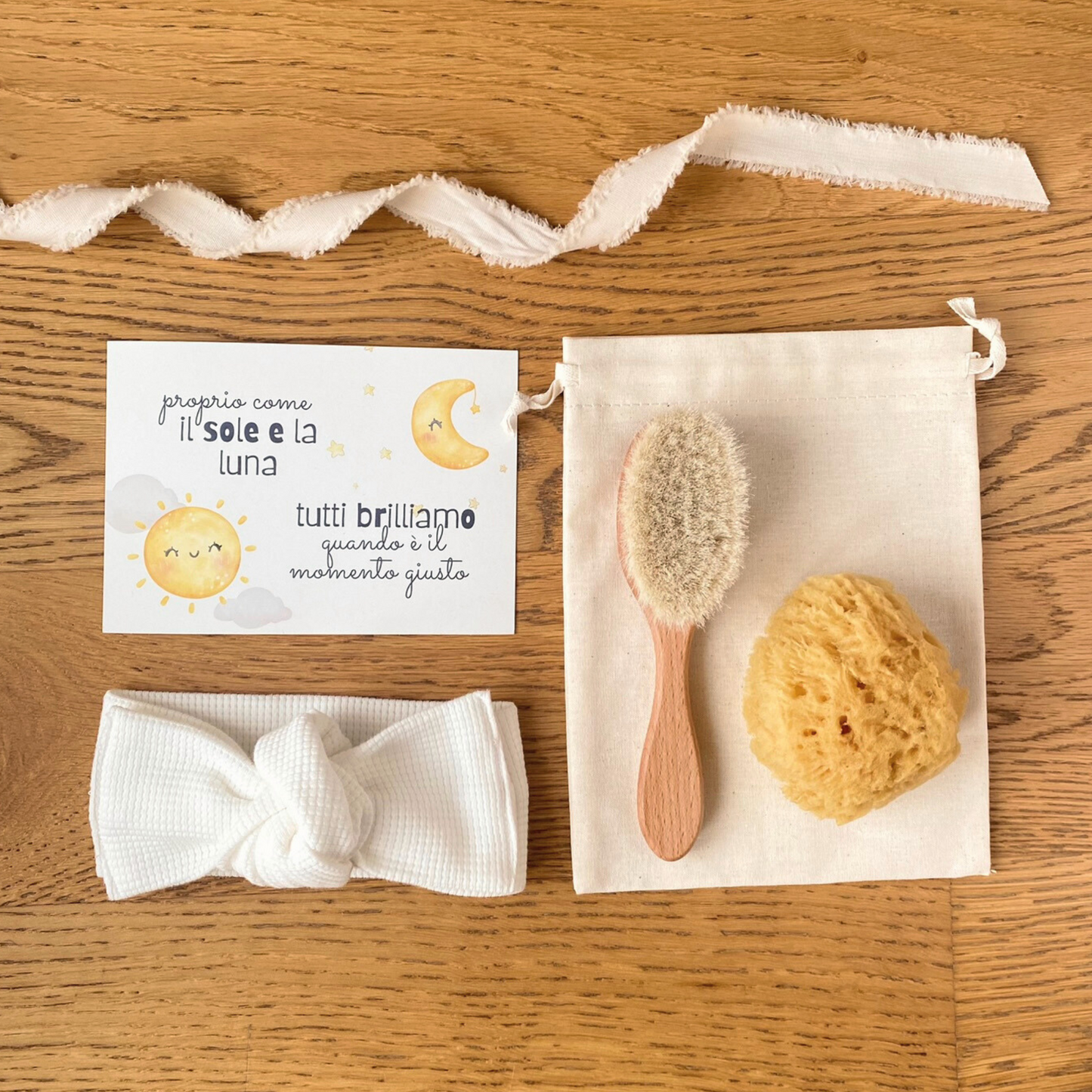Set regalo Little Wonder Box 'Cozy Beauty Set' nella variante Snowbound, con fascia per capelli color snowbound, spazzola in legno con setole naturali, spugna di mare e sacchettino protettivo in cotone. LAPEPIA.