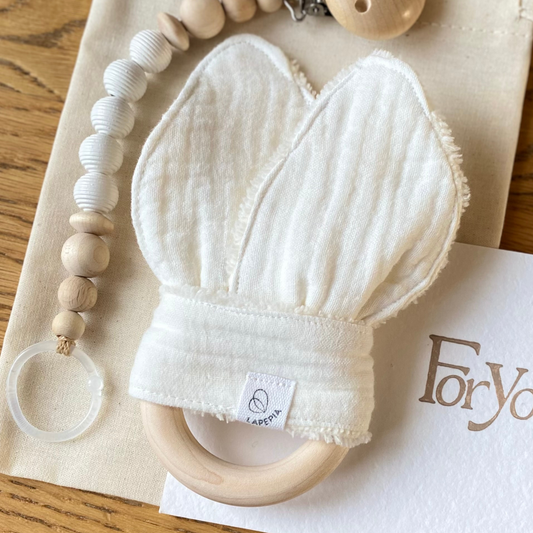 Set regalo Little Wonder Box 'Little Treasures' nella variante Cream, con catenella portaciuccio snowbound, dou dou cream con anello dentizione e sacchettino protettivo in cotone. LAPEPIA.