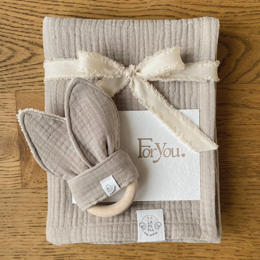 Set regalo Little Wonder Box 'Sweet Dreams' nella variante colore Beige, composto da copertina in mussola beige, dou dou beige con anello dentizione e sacchettino protettivo in cotone. LAPEPIA.