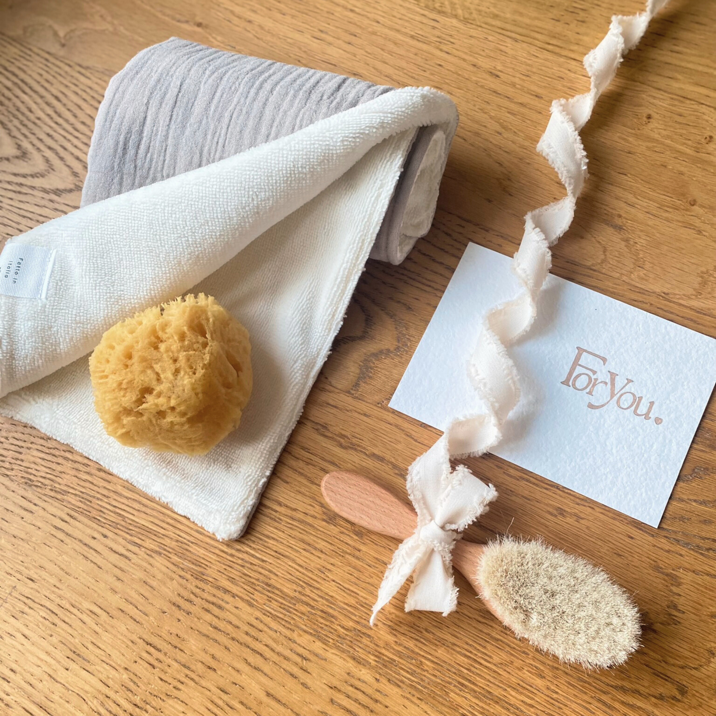 Set regalo Little Wonder Box 'Wellness Essentials' nella variante Beige, con telo double face color beige, spazzola in legno con setole naturali, spugna di mare e sacchettino protettivo in cotone. LAPEPIA.