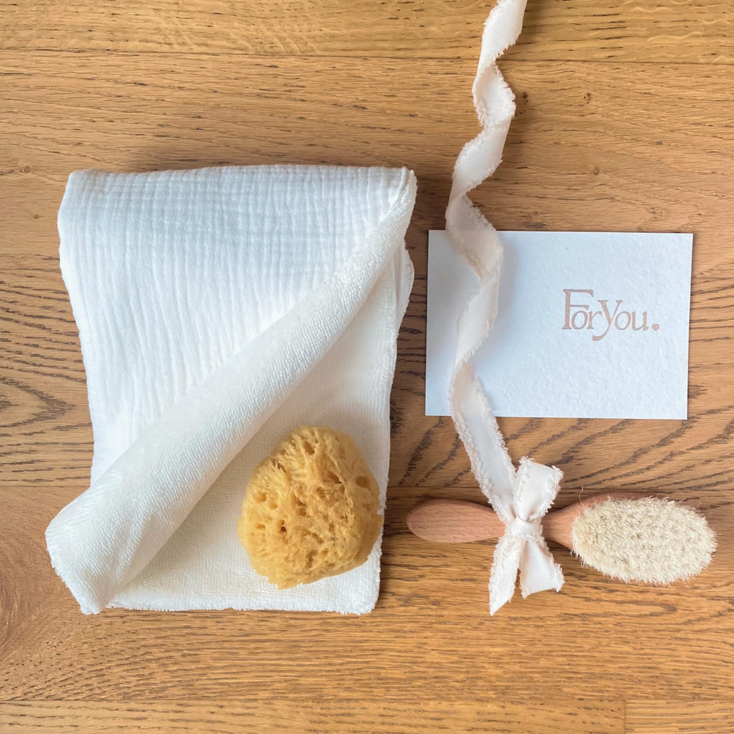 Set regalo Little Wonder Box 'Cozy Beauty Set' composto da telo double face, spazzola in legno con setole naturali, spugna di mare e sacchettino protettivo in cotone. LAPEPIA.