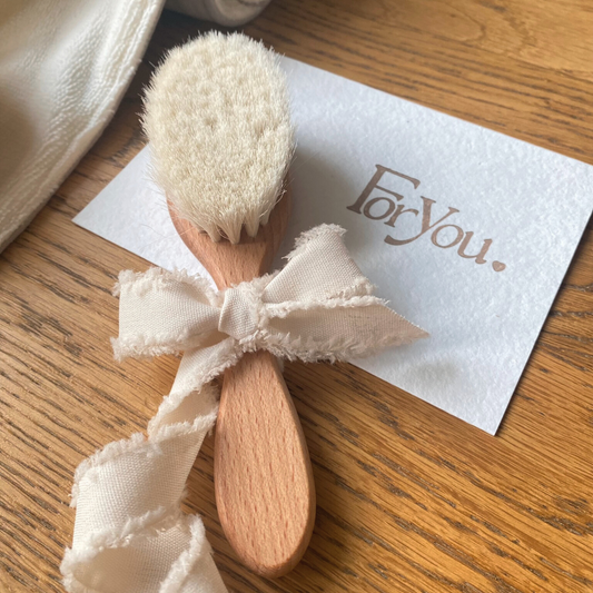 Set regalo neonato Wellness Essentials. Dettaglio spazzola in legno di faggio FSC e setole in pelo di capra. LAPEPIA.