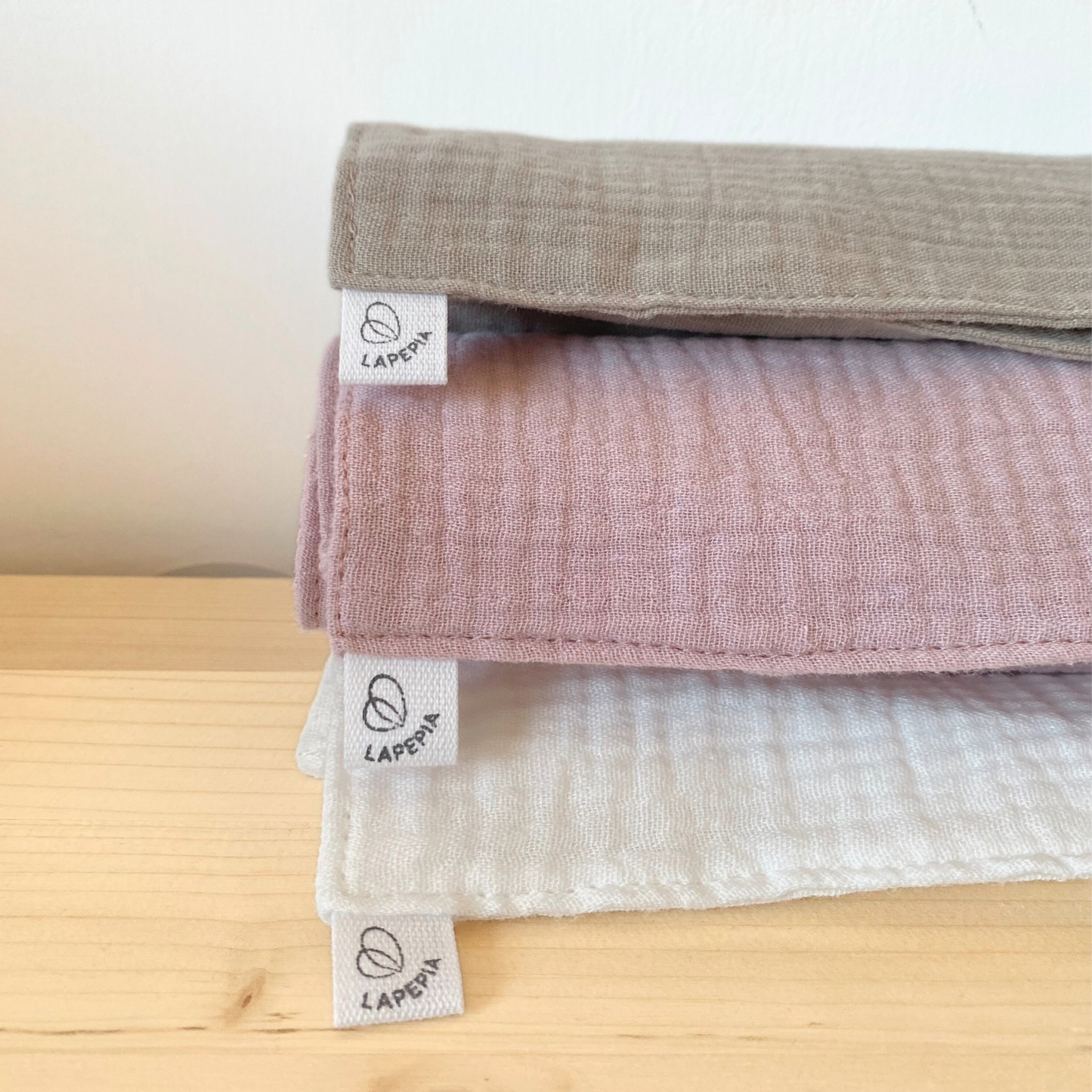 Set di 3 lavette in mussola biologica nella variante colore Pink Wave: panna, beige e rosa antico.