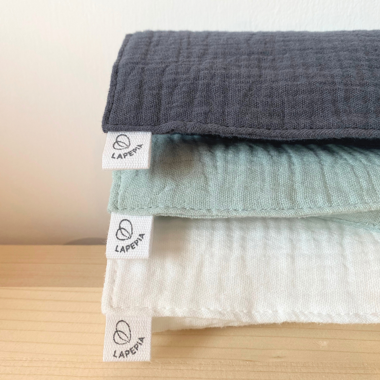 Set di 3 lavette in mussola biologica nella variante colore Sea Breeze: panna, menta e grigio scuro.