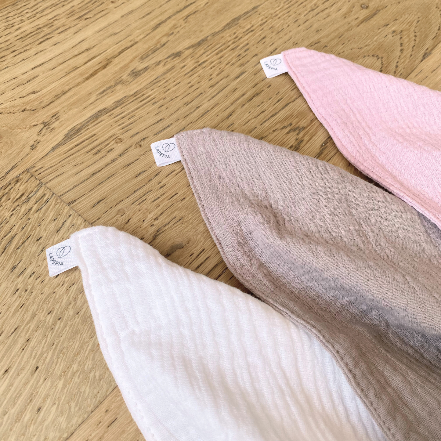 Set di 3 lavette in mussola biologica nella variante colore Pink Wave: panna, beige e rosa antico.