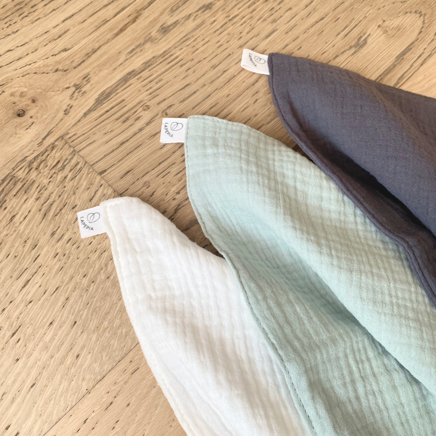 Set di 3 lavette in mussola biologica nella variante colore Sea Breeze: panna, menta e grigio scuro.