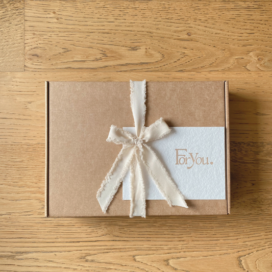 Set regalo neonato Little Wonder Box - dettaglio confezione regalo in cartone avana chiusa con nastro sfrangiato, impreziosita da una cartolina in carta di cotone stampata con tecnica LetterPress, regalo perfetto per una nascita - LAPEPIA