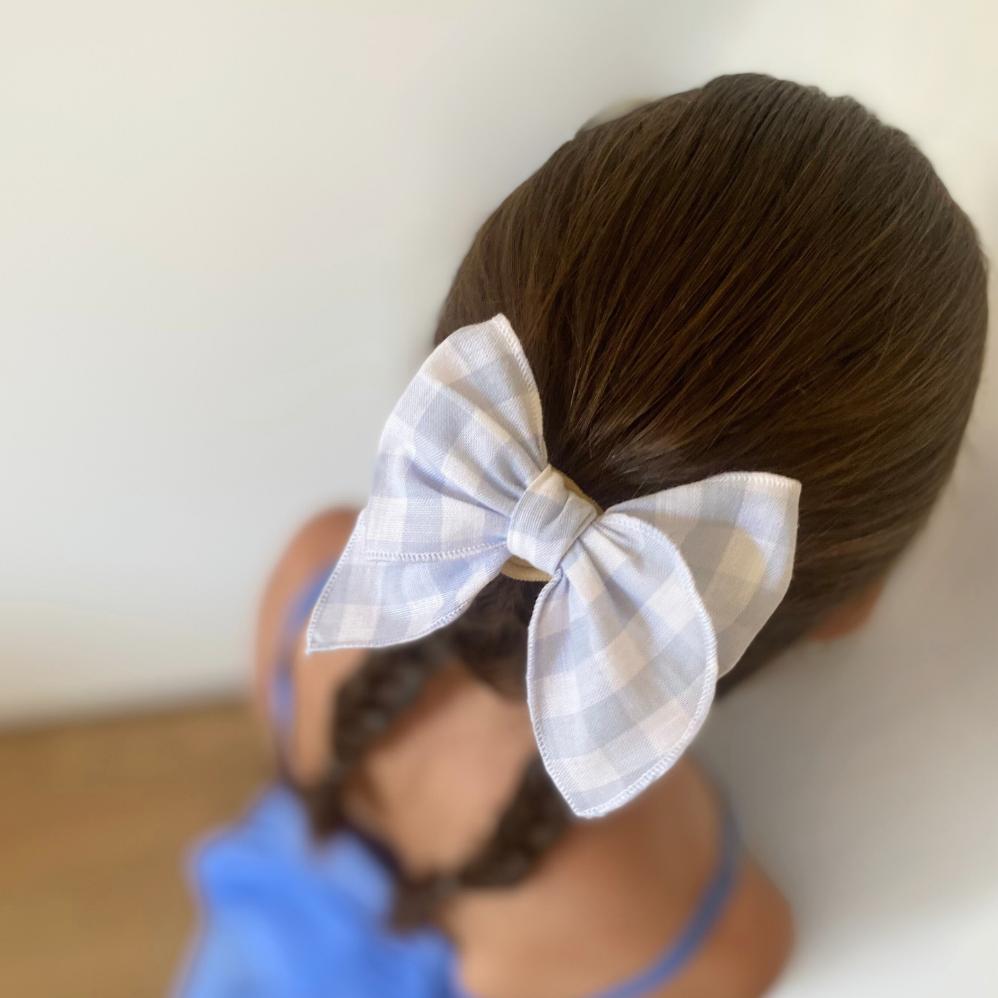 Fiocco SugarPOP usato come elastico per acconciatura con trecce su bambina