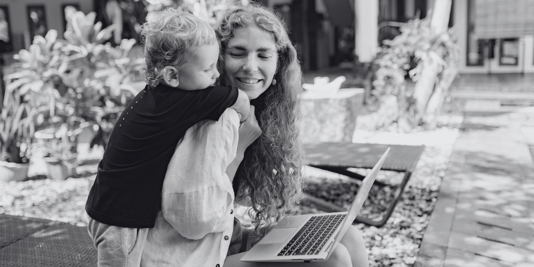 madre con bambino maternità reale