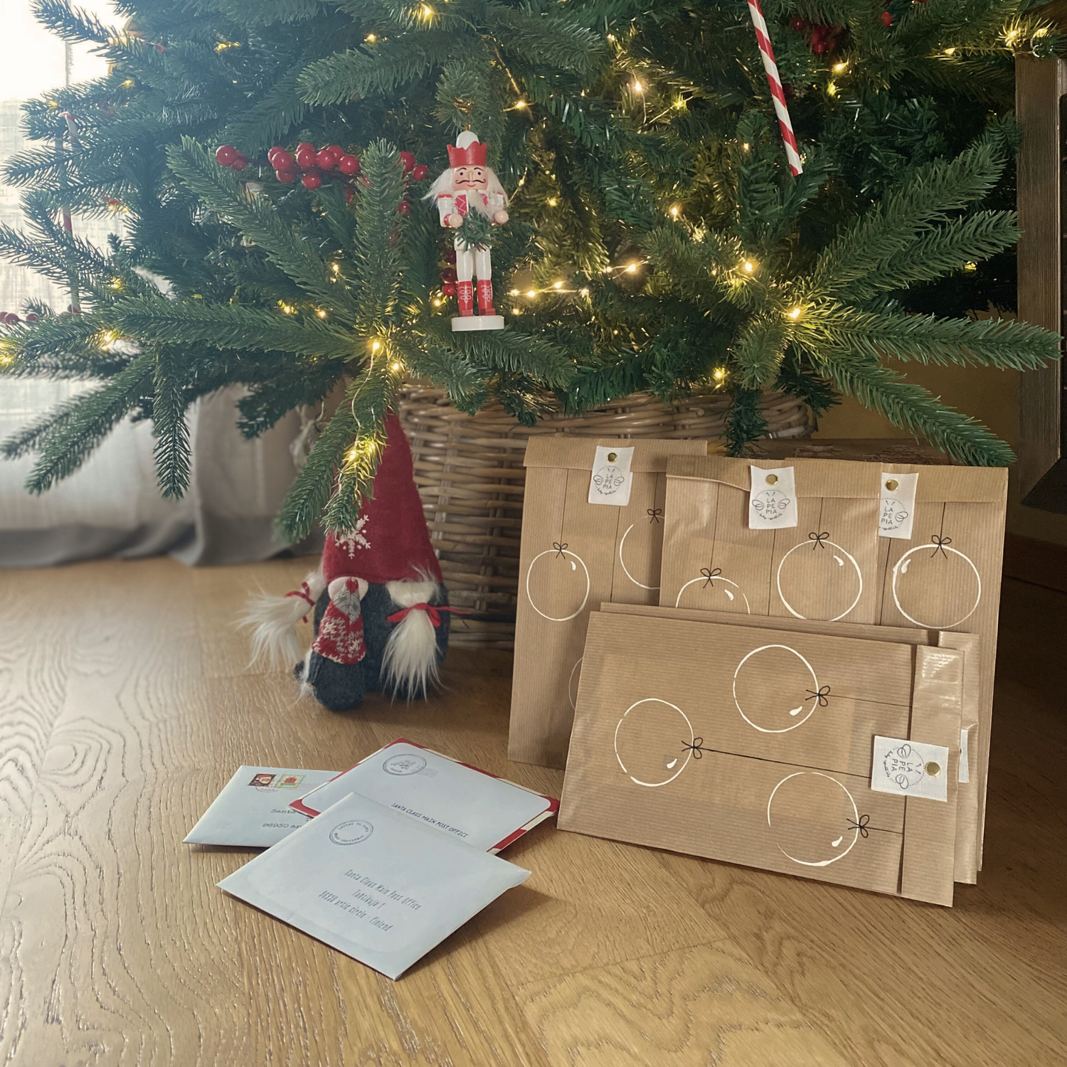 Albero di natale con gnomo, pacchetti regalo e letterine di babbo natale. Soldatino di piombo. LAPEPIA