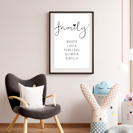 Grafica stampabile FAMILY personalizzabile con il nome dei membri della famiglia con cornice nera e appesa sulla parete di una cameretta con arredi minimal.