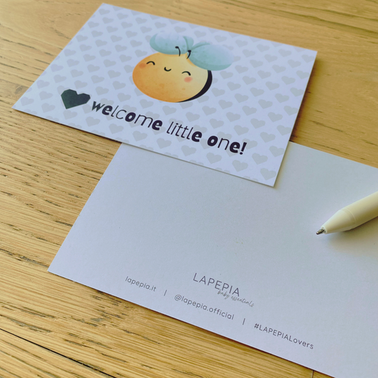 Cartolina di auguri "welcome little on" con ape acquerellata su fondo a cuoricini, fronte/retro