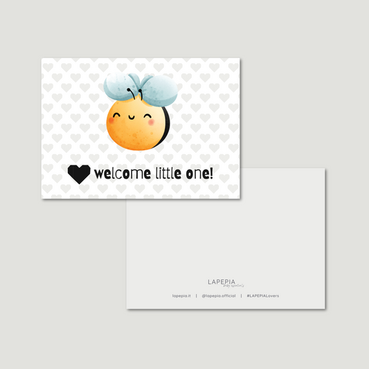 Cartolina di auguri "welcome little on" con ape acquerellata su fondo a cuoricini, fronte e retro