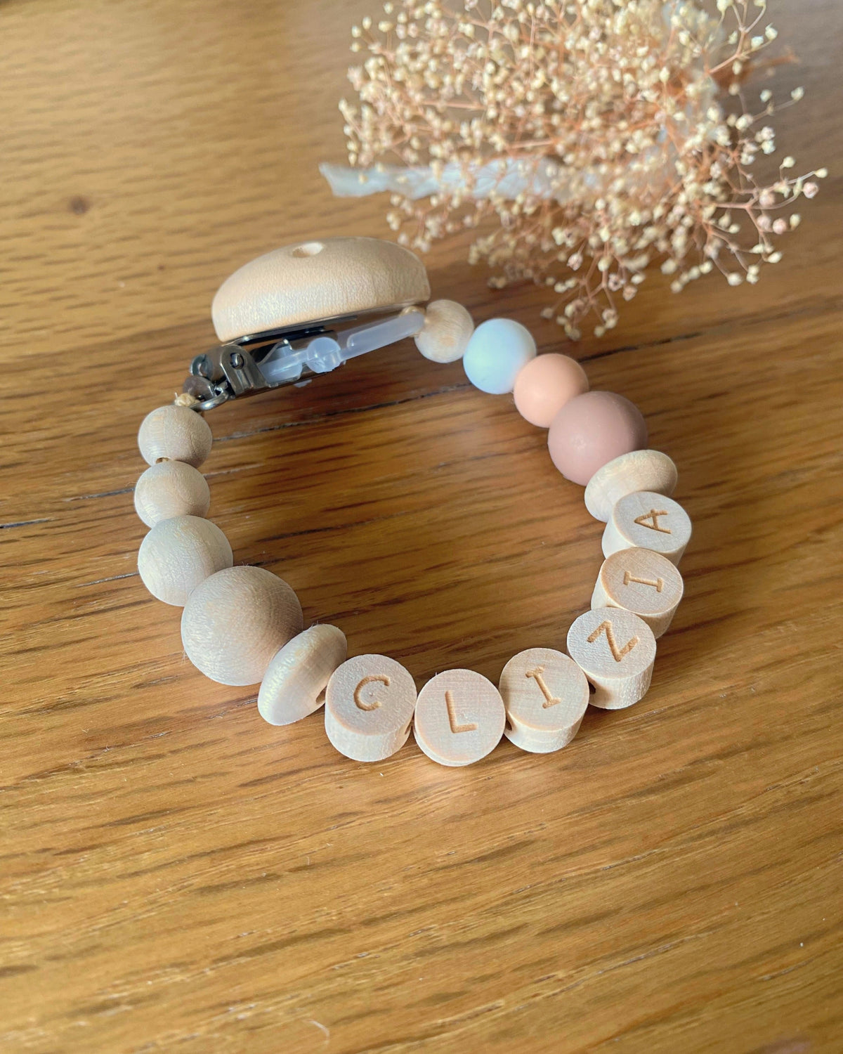 Catenella portaciuccio personalizzata con lettere in legno e perline colorate in silicone