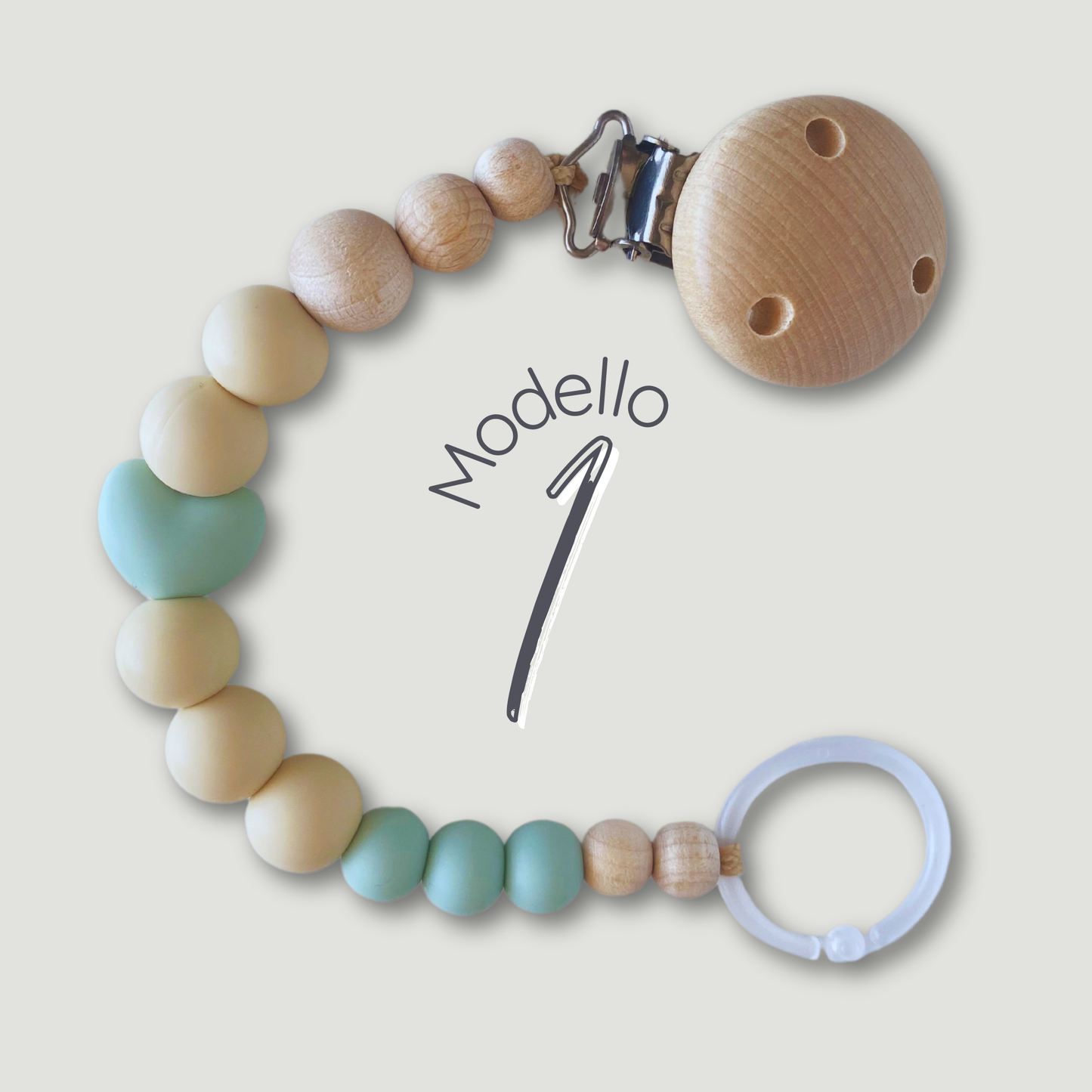 Catenella portaciuccio in legno e silicone, con perla centrale a forma di cuore.