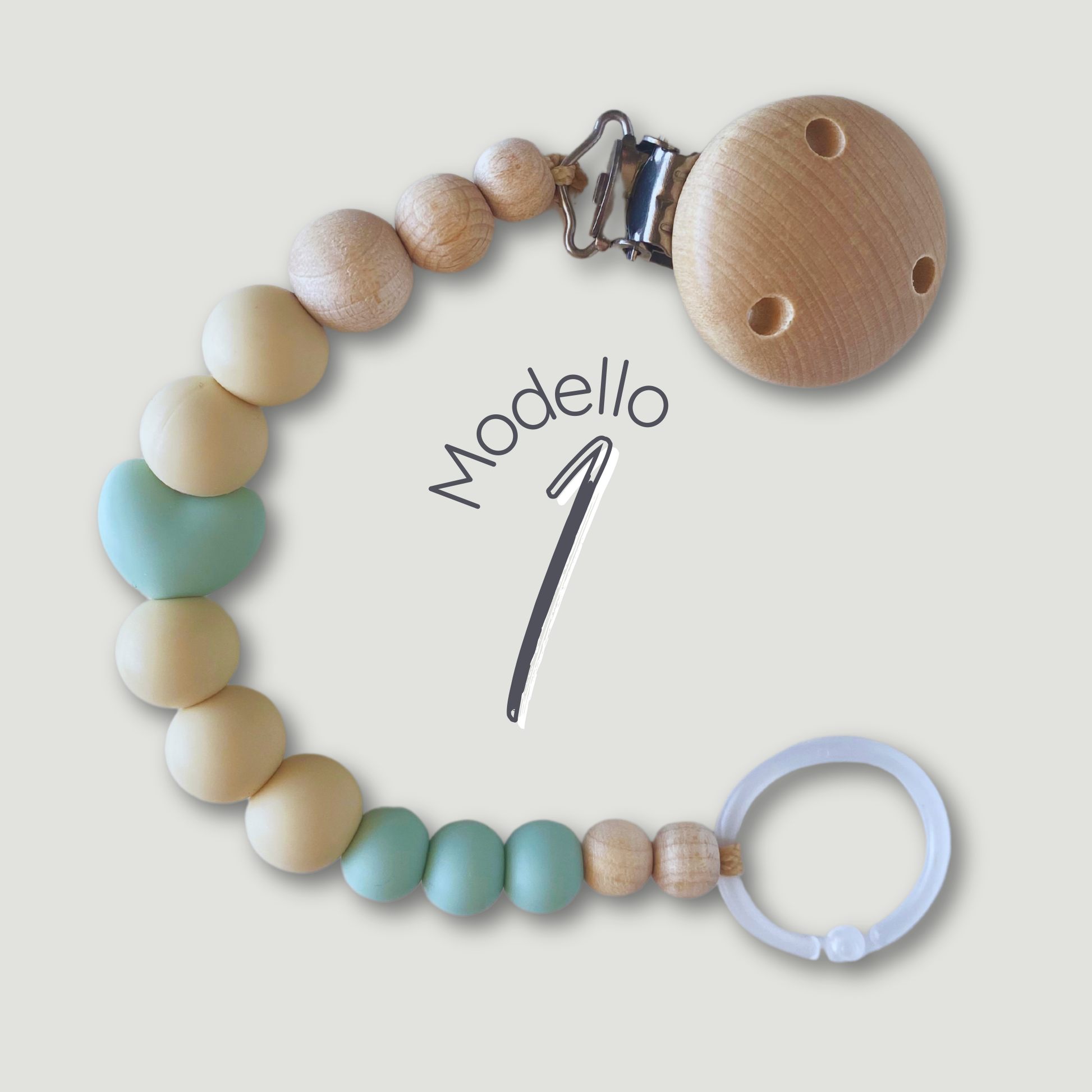 Catenella portaciuccio in legno e silicone, con perla centrale a forma di cuore.