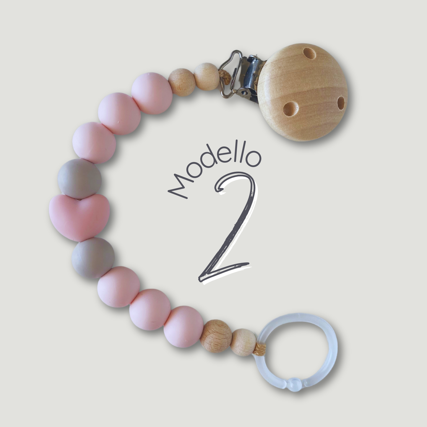 Catenella portaciuccio in legno e silicone, con perla centrale a forma di cuore.