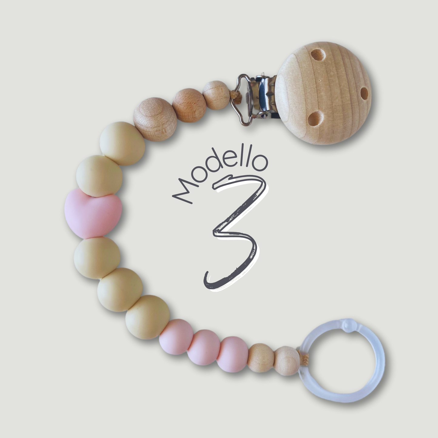 Catenella portaciuccio in legno e silicone, con perla centrale a forma di cuore.