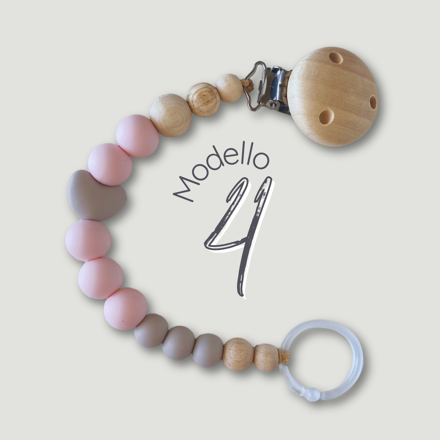 Catenella portaciuccio in legno e silicone, con perla centrale a forma di cuore.