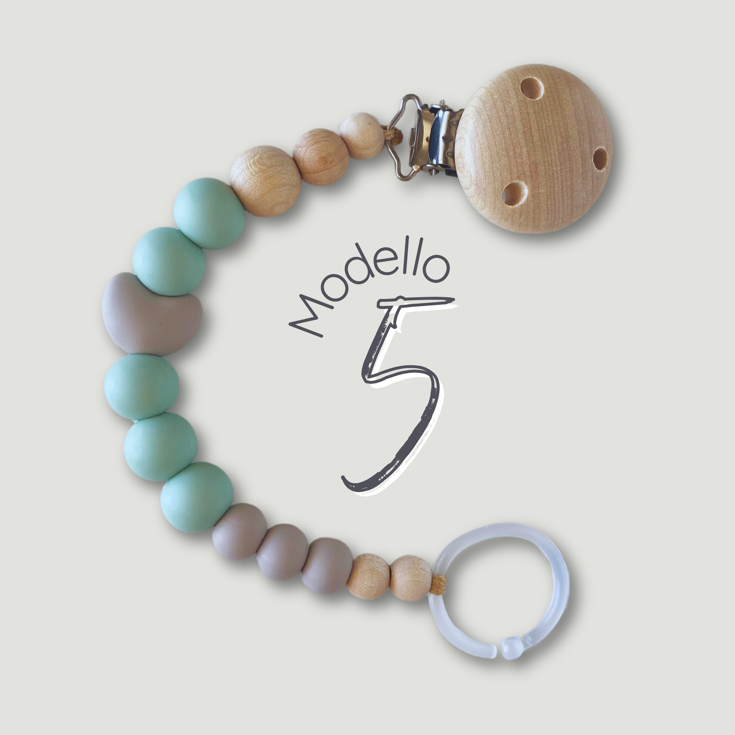 Catenella portaciuccio in legno e silicone, con perla centrale a forma di cuore.