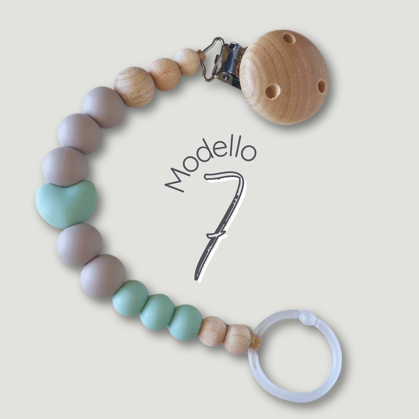 Catenella portaciuccio in legno e silicone, con perla centrale a forma di cuore.
