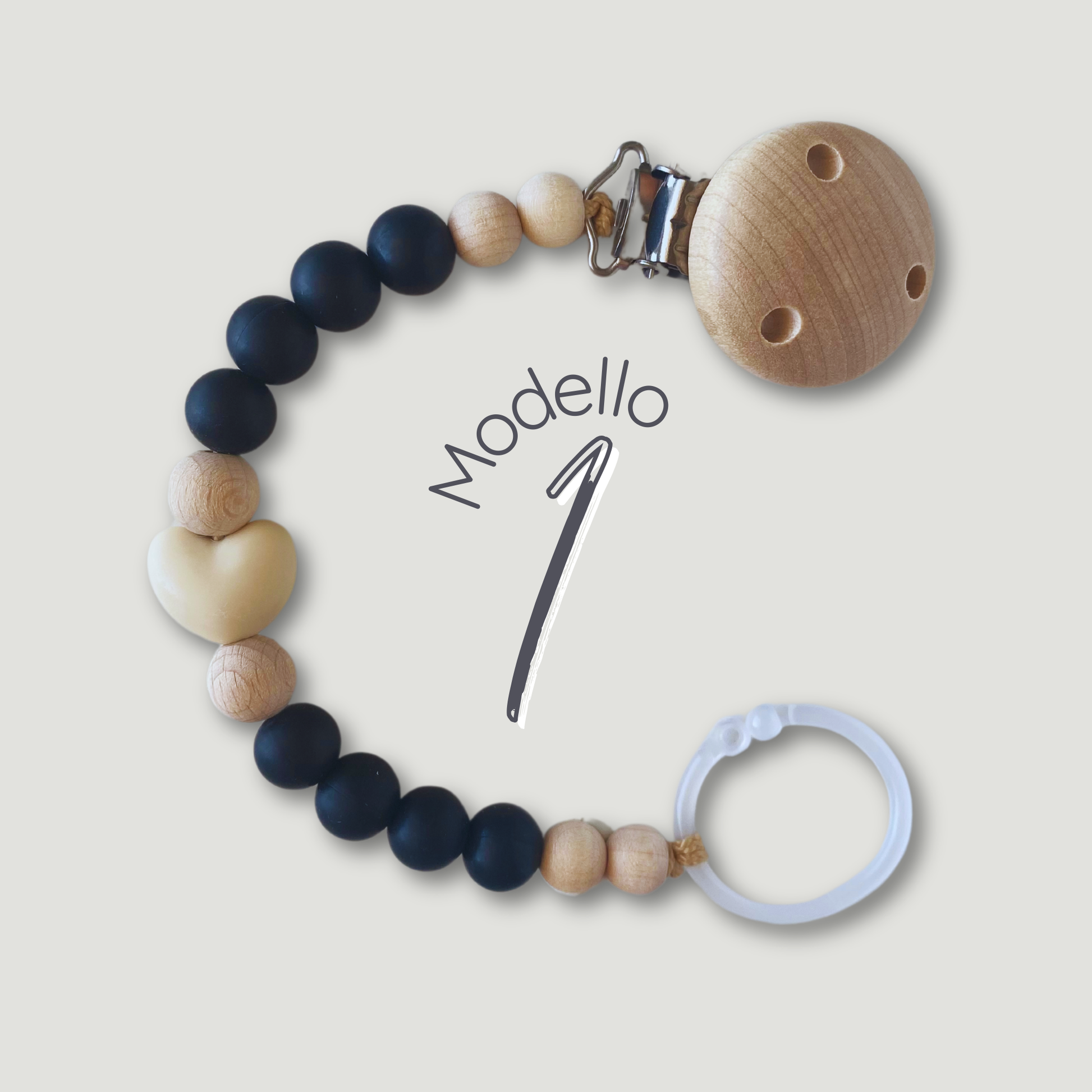 Catenella portaciuccio in legno e silicone, colore moon, perla centrale a forma di cuore.